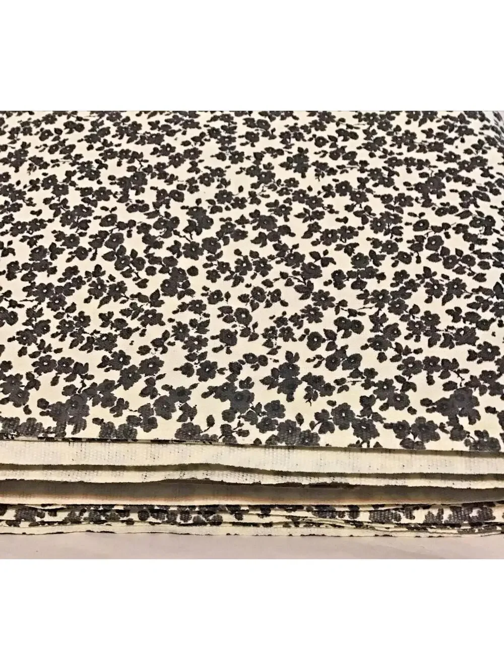 7 Yds. Fabric Daisy  Pattern black on White Made In USA (260)
